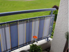 Balkonumrandung aus Acryl Markisenstoff